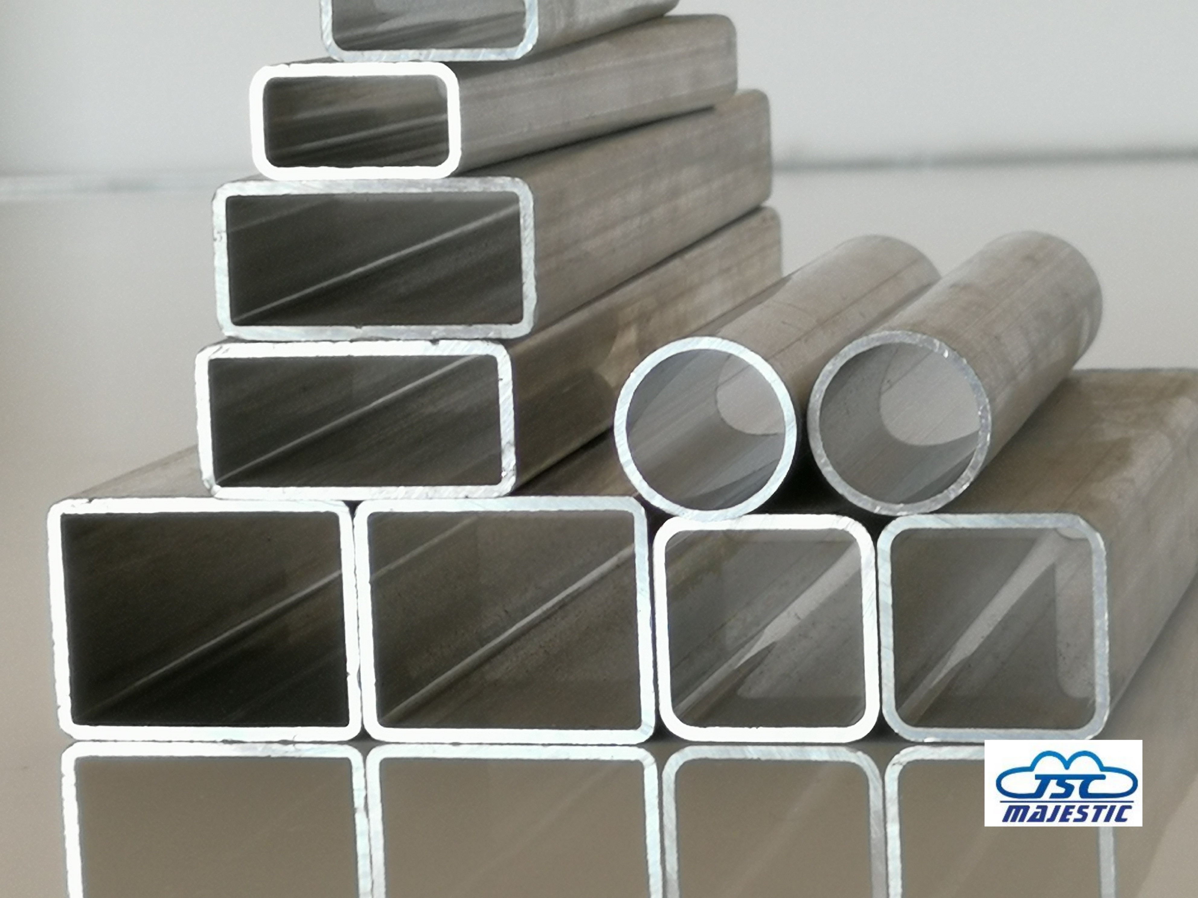 Differentia inter aluminium extruditur et tubulum ferro inconsutilem