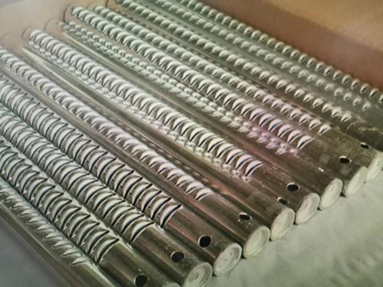 Meliusne est uti aluminio vel fistulis cupreis ad condensatorem armarium?